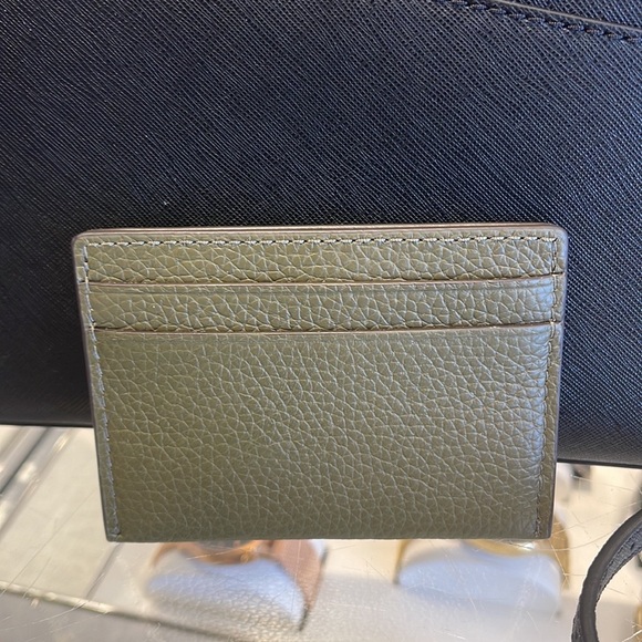 MICHAEL KORS
Reed Large Pebbled Leather Card Holder Case Wallet
COLOR:OLIVE
NWT - Picture 9 of 16